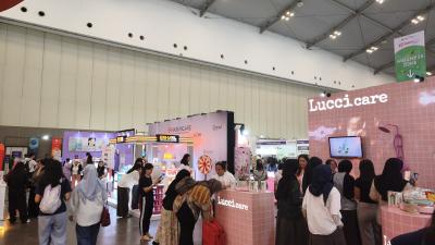 Suasana pengunjung memenuhi area dalam ICE BSD saat Indonesia Women Fest 2026 berlangsung, menghadirkan berbagai tenant, talkshow, hingga hiburan bagi para pengunjung. Foto : Emir MG