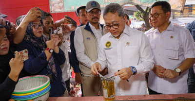 Menko Pangan Zulkli Hasan saat sidak di Pasar Pal Merah. Foto : Ist