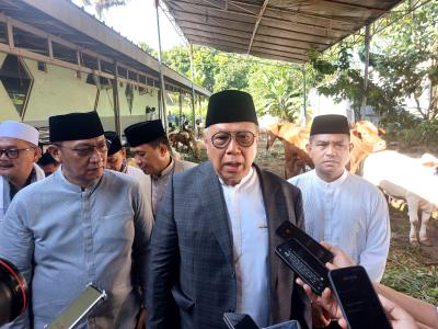 Penyerahan hewan kurban dilakukan usai Wali Kota Benyamin Davnie melaksanakan Salat Iduladha di Masjid Islamic Center Baiturrahmi, Rabu (27/5). (tangselpos.id/rmn)
