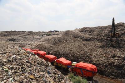 Antrean truk di TPA Rawa Kucing Kecamatan Neglasari, Kota Tangerang.