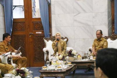 Bupati Serang Ratu Rachmatuzakiyah menghadiri Rapat Koordinasi Forum Koordinasi Pimpinan Daerah (Rakor Forkopimda) Kabupaten Serang di Pendopo Bupati pada Selasa (12/5). HUMAS PEMKAB SERANG