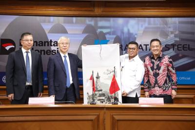 Gubernur Banten Andra Soni usai menyaksikan penandatanganan nota kesepahaman (MoU) antara Presiden Direktur PT Krakatau Steel (Persero) Tbk Muhammad Akbar Djohan dengan Chairman Hebei International Trade Group Zhang Yougui di Gedung Krakatau Steel, Kuningan, Jakarta Selatan, Selasa (26/5). BIRO ADPIM PEMPROV BANTEN