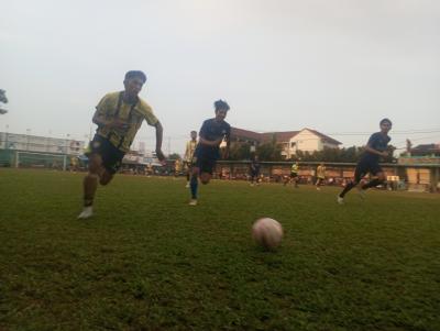 Penyerang Tusuk Sate FC, Badik (kiri) dikejar bek Si Eneng FC, Sakti pada laga Kamis (21/05/2026).(tangselpos.id).