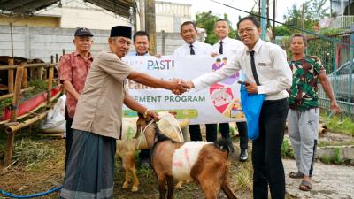 Penyaluran hewan kurban di wilayah Binong, Kabupaten Tangerang. (Dok. Aryaduta Lippo Village)