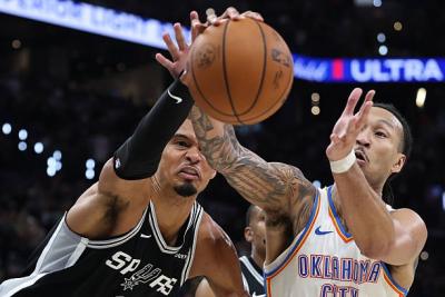 Perebutan bola antara pemain San Antonio Spurs dan Oklahoma City Thunder dalam Game 6 Final Wilayah Barat NBA 2026 menjadi simbol pertarungan menuju Final NBA. Di tengah tensi tinggi laga penentuan, kedua tim saling mempertaruhkan musim mereka demi satu tempat di panggung terbesar basket dunia. Foto : Ist