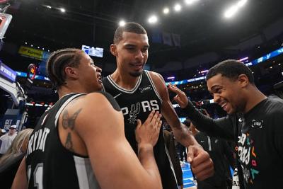 Victor Wembanyama tampil menggila! Bawa San Antonio Spurs menundukkan Oklahoma City Thunder 140-136 lewat drama dua kali overtime di Game 1 Final Wilayah Barat NBA Playoff 2026. Foto : Ist