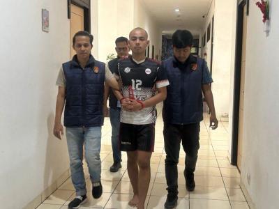 Polres Tangsel amankan seorang pelaku penusukan. Pelaku diketahu menusuk korban karena bertikai saat bermain voli.