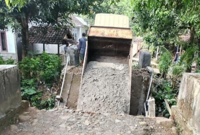 AMBRUK. Jembatan penghubung antar desa di Kampung Tarikolot, Desa Tunggaljaya, Kecamatan Sumur, Kabupaten Pandeglang, saat dilintasi kendaraan dump truk pengangkut pasir ambruk, Selasa (23/6) pagi. (DOK. WARGA)