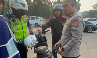 Kapolres Tangsel, AKBP Boy Jumalolo saat membantu seorang pengendara sepeda motor yang mengalami kecelakaan lalu lintas di kawasan BSD Plaza, Selasa (9/6).