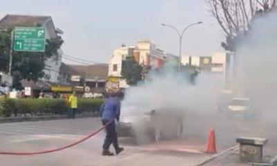 Mobil terbakar di Pamulang, beruntung petugas langsung padamkan mobil yang terbakar di jalan tersebut