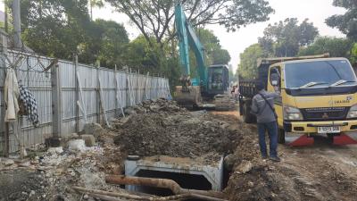 Aktivitas pembangunan drainase masih terus berlangsung di Jalan Letnan Sutopo BSD. Proyek yang bertujuan meningkatkan kapasitas saluran air ini kini telah memasuki tahap akhir pengerjaan dan ditargetkan segera rampung dalam waktu dekat. Foto : Ist