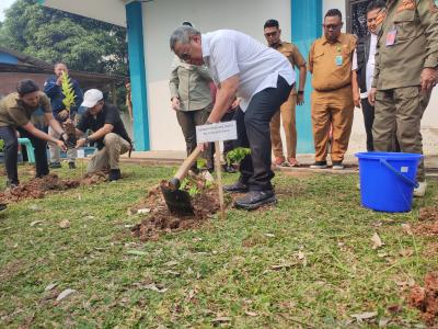 HIBAH BIBIT. Wali Kota Tangsel, Benyamin Davnie saat menanam bibit pohon sebagai seremoni penyerahan hibah ribuan bibit tanaman dari STIH IBLAM di Serpong Utara