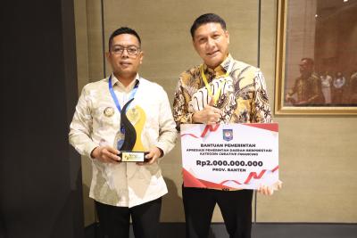 Gubernur Andra Soni dan Sekretaris Provinsi Deden Apriandhi saat menghadiri acara penghargaan Apresiasi Pemerintah Daerah Berprestasi 2026 Regional Jawa-Bali kategori Creative Financing dari Kementerian Dalam Negeri di Yogyakarta. Foto : Humas Pemprov
