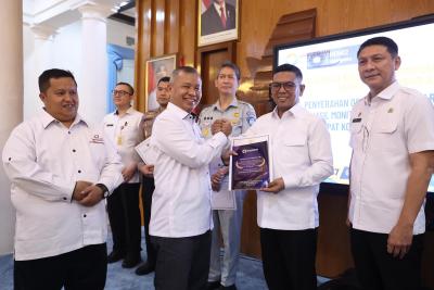 Gubernur Banten Andra Soni pada Penyampaian Opini Ombudsman RI terhadap Pelayanan Publik Provinsi Banten Tahun 2025 di Gedung Negara Provinsi Banten Jalan Brigjen KH Syam’un No. 5, Kota Serang, Rabu (3/6). BIRO ADPIM PEMPROV BANTEN