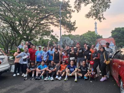Tim dari RS Mata Achmad Wardi bersama komunitas lari, foto bersama usai kegiatan Road to Run for Vision (RFV) 2026 di KP3B, Kota Serang, Sabtu (6/6/2026).(Istimewa)