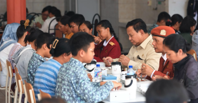 Presiden Prabowo makan siang bersama siswa Sekolah Rakyat Menengah Pertama (SRMP) 17 Tabanan, Bali, Minggu (7/6/2026). Foto : Ist Siswa