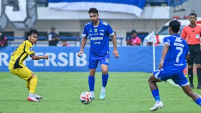 Bek andalan Persib Frans Dhia Putros (tengah) dipanggil masuk Timnas Irak untuk Piala Dunia 2026. Foto : Ist