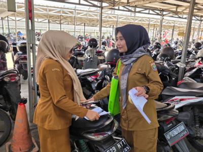 UPTD Pengelolaan Pendapatan Daerah (PPD) Samsat Ciputat menyisir sejumlah kantong parkir stasiun. (Ist)