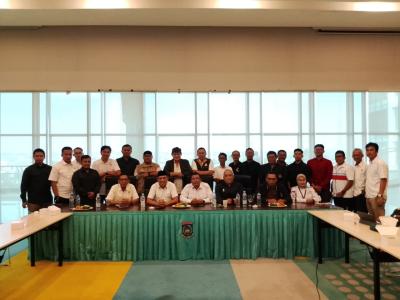 Nampak jajaran pengurus KONI Kota / Kabupaten Se Provinsi Banten bersama Ketua Harian Porprov VII Banten serta Sekretaris Umum Koni Banten saat menggelar Chef de Mission Meeting pertama untuk langkah awal dalam menyusun Tahapan Porprov VII