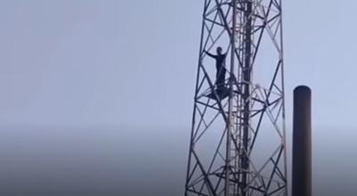 Pria di Setu nekat panjang tower diduga hendah bunuh diri. Foto : Ist