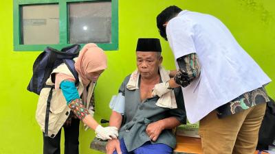 NGIDER SEHAT. Petugas Ngider Sehat Premium saat memeriksa kesehatan warga.