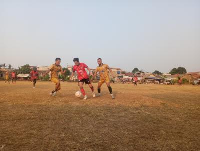 Penyerang Blora United, Sandi Bule dikawal dua pemain Calling Ball FC, Rizal Hamdani (kiri) dan Hasnul (kanan) pada pertandingan 8 besar, Senin (27/07/2026).(tangselpos.id).