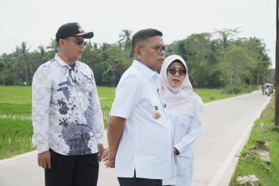 TINJAU. Bupati Pandeglang Raden Dewi Setiani sedang mendampingi Gubernur Banten Andra Soni, saat meninjau hasil pembangunan dari program Bang Andra, di Sukadame, Kecamatan Pagelaran, Kabupaten Pandeglang, beberapa waktu lalu. (DOK. TANGSEL POS)