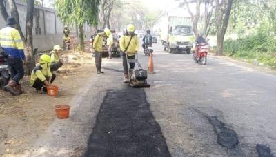 DITAMBAL: Kondisi Jalan Pajajaran Jatiuwung yang ditambal oleh Dinas PUPR Kota Tangerang. ISTIMEWA