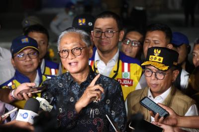 TINJAU JALAN. Gubernur Banten Andra Soni bersama Menteri Pekerjaan Umum Republik Indonesia Dody Hanggodo meninjau ruas Jalan Serdang–Bojonegara–Merak di Jalan Raya Bojonegara, Kabupaten Serang, Senin (6/7). BIR9 ADPIM PEMPROV BANTEN