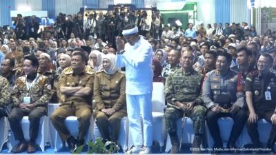 Gubernur Jawa Barat Dedi Mulyadi (berdiri) saat ditanya Presiden Prabowo soal warna tapi sepatunya. Foto : Ist