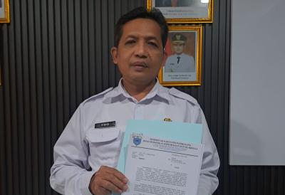 SURAT TEGURAN. Kepala Disdikpora Pandeglang, Sutoto, sedang menunjukan surat panggilan kepada para pengusaha nakal yang belum mengembalikan kelebihan pembayaran ke Kas Daerah, di lingkungan Kantor Disdikpora Pandeglang, beberapa waktu lalu. (ISTIMEWA)