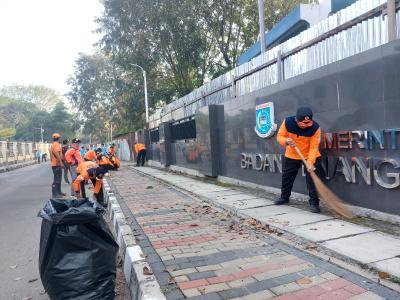 JUMAT BERSIH. Petugas BPBD Tangsel saat melaksanakan program Jumat Bersih di kawasan Perkantoran Jaletreng.