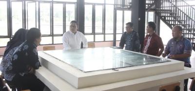 KOORDINASI. Wabup Lebak Amir Hamzah, sedang melakukan rapat koordinasi di zona rest area Agrowisata Cikapek, Kamis (9/7). (DOK. PROKOPIM SETDA LEBAK)