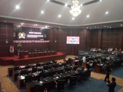 Suasana rapat paripurna dengan agenda jawaban wali kota terhadap pandangan fraksi di Gedung DPRD Kota Serang, Kamis (30/7/2026).(Ari Supriadi-tangselpos.id)