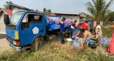 BEREBUT AIR BERSIH. Puluhan warga di Desa Cibuah, Kecamatan Warunggunung, Kabupaten Lebak, sedang berebut bantuan air bersih yang disalurkan Tagana Lebak, Minggu (19/7). (DOK. TAGANA LEBAK)
