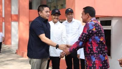 Bupati Tangerang Moch. Maesyal Rasyid  (baju batik) mendampingi Sekretaris Kabinet RI Teddy Indra Wijaya dan Menteri Sosial RI Saifullah Yusuf meninjau program Sekolah Rakyat di STPI (PPI) Curug. Foto : Humas Pemkab Tangerang