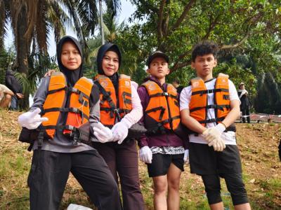 Fahira S. Qitarah, petugas termuda pengibaran Bendera Merah Putih raksasa di Danau Situ Gintung, Kelurahan Cirendeu, Kecamatan Ciputat Timur, Senin (17/8). (tangselpos.id/rmn)