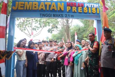 FASILITAS PUBLIK - Polres Tangsel lakukan peresmian jembatan merah putih untuk menjadi fasilitas bagi warga.