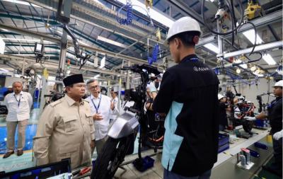 Presiden Prabowo Subianto di fasilitas produksi ALVA, Cikarang, Kabupaten Bekasi, Jawa Barat. Foto : Ist