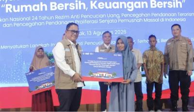 BERI BANTUAN. Wabup Lebak, Amir Hamzah, secara simbolis memberikan bantuan rumah layak huni kepada perwakilan warga, saat acara Peresmian Program Bedah Rumah bagi Masyarakat Berpenghasilan Rendah (MBR), di Kampung Alun-Alun RT 06/02, Desa Warunggunung, Kecamatan Warunggunung, Kabupaten Lebak. Kamis (13/8). (DOK. PROKOPIM SETDA LEBAK)