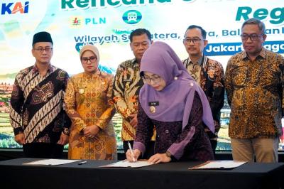 Bupati Dewi Setiani melakukan penandatanganan komitmen bersama dalam rangka percepatan penyusunan Rencana Detail Tata Ruang (RDTR) Region I bersama Kementerian ATR/BPN, di Ballroom Grand Sahid Jaya Jakarta, Selasa (29/9/2026).(Istimewa)