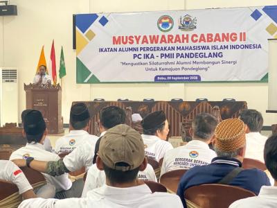 HADIRI MUSCAB II. Demisioner Ketua PC IKA PMII Pandeglang, Nandang Kosim, sedang memberikan sambutan di acara Muscab II PC IKA-PMII Pandeglang, di Wisma PKPRI Majasari-Pandeglang, Rabu (9/9). (NIPAL SUTIANA/TANGSEL POS)