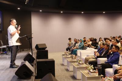 Gubernur Andra Soni saat menghadiri acara Gempar Youth Leader Summit 2026 di Kota Tangerang, Jumat (4/9/2026). Foto : Humas Pemprov