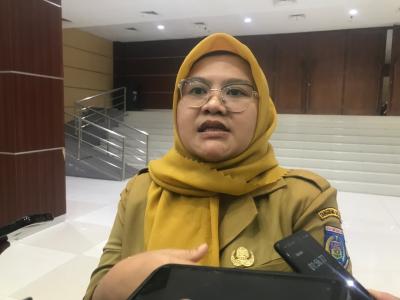 ABU VULKANIK. Kepala Bidang Pencegahan dan Pengendalian Penyakit (P2P) Dinkes Tangsel, Fitria Oriza saat menjelaskan partikel abu vulkanik yang berbahaya jika terhirup ke tubuh manusia.