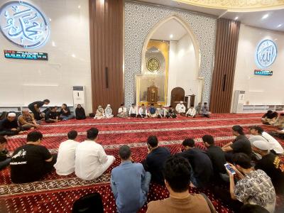 DOA JURNALIS. Wakil Wali Kota Tangsel Pilar Saga Ichsan, bersama perwakilan keluarga Donal Husni, dan sejumlah jurnalis se-Tangerang Raya menggelar doa bersama demi keselamatan lima pewarta yang hilang kontak di Selat Sunda.
