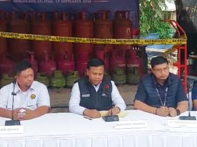 Konferensi Pers Pengungkapan Tindak Pidana Penyuntikan Gas LPG Subsidi 12Kg dan 50Kg Jl. Pendidikan 2, Kel. Parigi, Kec. Pondok Aren, Kota Tangerang Selatan, Kamis (17/9/2026). (TangselPos/Rachman)