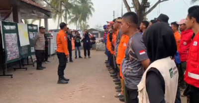 Tim SAR Gabungan siap melaksanakan tugas hari ke enam pencarian hilangnya 5 awak media dan 3 kru kapal. Foto : Ist
