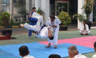 JAGA KEBUGARAN - Polres Tangsel terus memperkuat kesiapan fisik dan kemampuan personel melalui kegiatan Beladiri Polri.