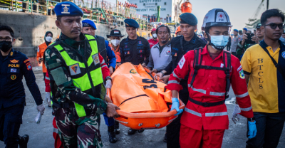 SAR Gabungan sedang mengevakuasi korban dari Kapal Virgo Transport 8. Foto : Ist