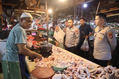 KUNJUNGI PASAR - Polres Tamgsel lakukan kunjungan ke sejumlah pasar tradisional di Tangsel.